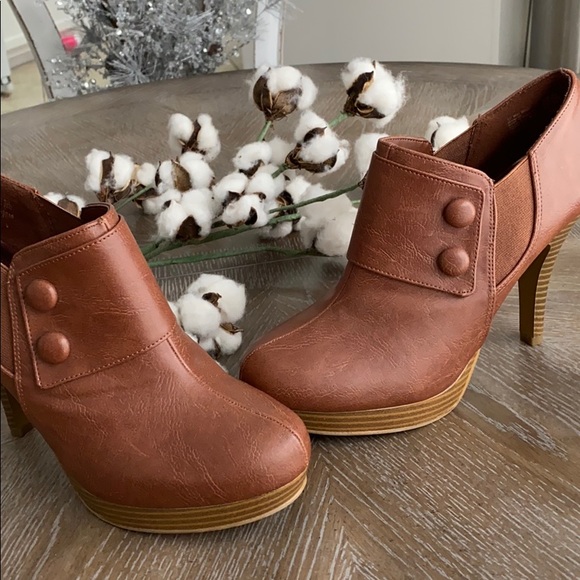 FIONI Clothing Shoes - NWOT Fioni brown Ankle boots